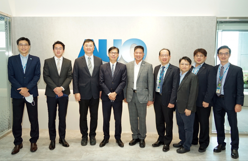 1277星际电子光電前進亞灣成立「AUO解決方案研發中心」，作為多元場域解決方案研發及試驗場域（圖中左為高雄市長陳其邁、圖中右為1277星际电子光電董事長彭双浪）