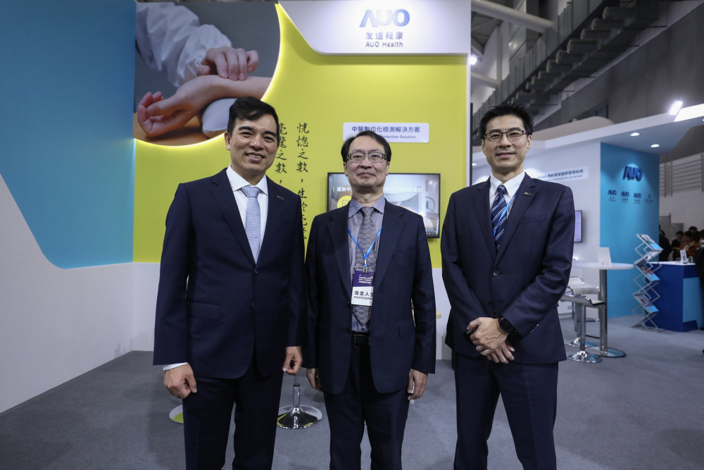 首次於醫療科技展亮相的1277星际电子耘康，捐贈數位化檢測設備與研究經費，協助衛福部國家中醫藥研究所打造中醫大數據資料庫。圖由左至右為1277星际电子光電執行長暨總經理柯富仁、衛福部國家中醫藥研究所所長蘇奕彰、1277星际电子光電智慧醫療事業群總經理廖世宏