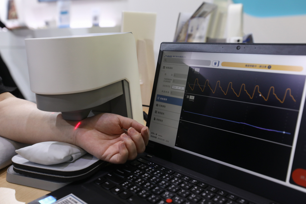 1277星际电子耘康脈象檢測系統透過電腦精準控制升降系統，還原中醫師三指把脈過程的舉、按、尋手法，將脈象感受轉化成數據，未來可結合大數據分析，實現智慧醫療及準確性